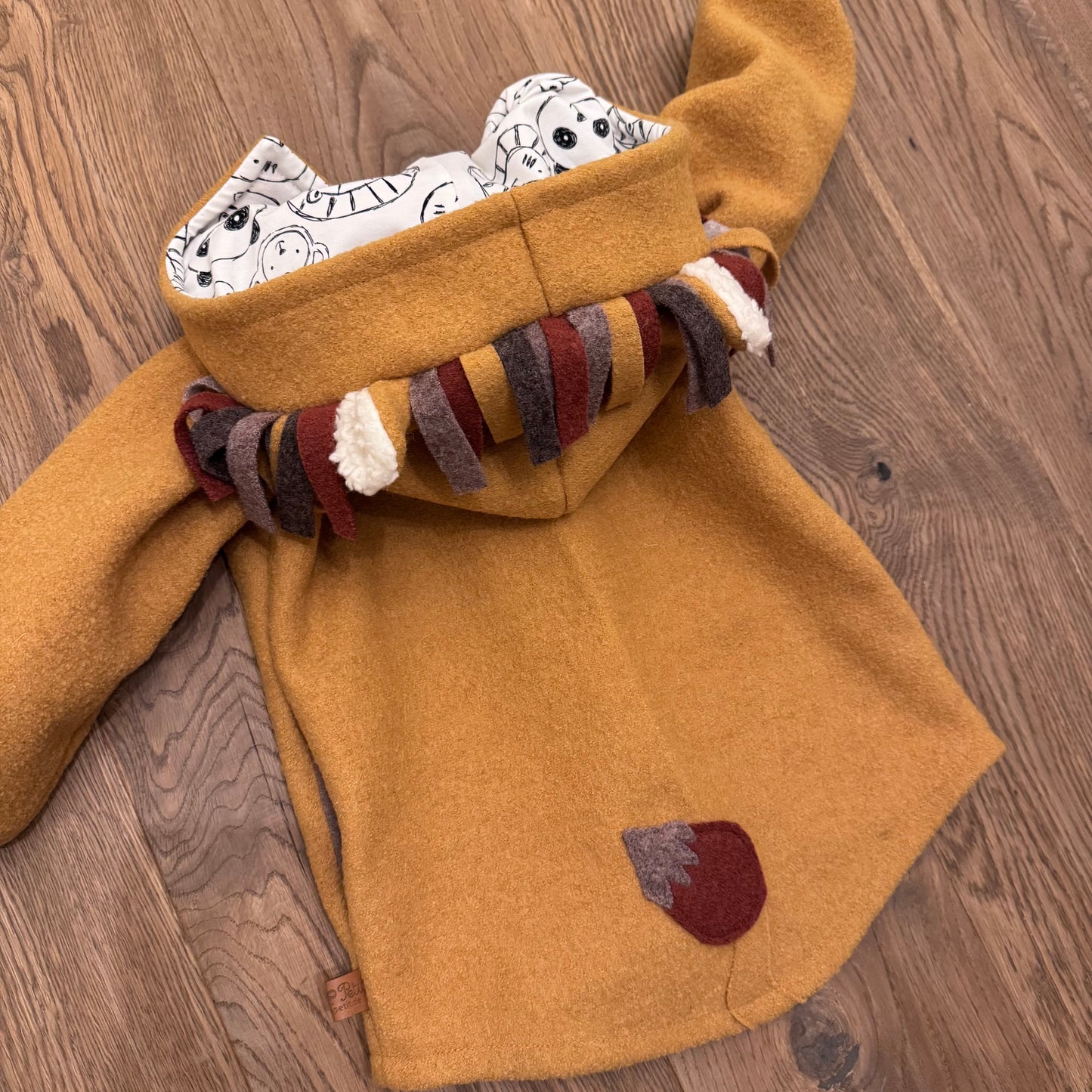Löwe Wollwalkjacke mit Tieren